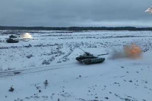 Xe tăng chiến đấu chủ lực T-90M Proryv của Nga khai hỏa khi diễn tập. Ảnh: BỘ QUỐC PHÒNG NGA
