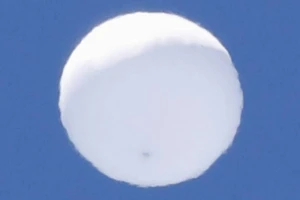 Vật thể giống bóng bay xuất hiện trên bầu trời Nhật tháng 6-2020. Ảnh: THE JAPAN TIMES