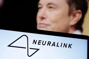 Logo công ty Neuralink và ảnh tỉ phú Elon Musk. Ảnh: REUTERS