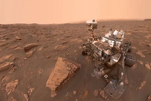 Xe tự hành Curiosity của NASA tại một mẫu khoan ở sao Hỏa. Ảnh: NASA