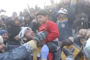 VIDEO: Đội cứu hộ xúc động vỡ òa khi cứu thành công gia đình bị mắc kẹt trong động đất ở Syria 