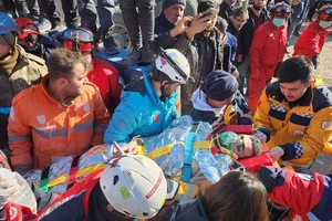 Thiếu niên Muhammed Enes Yeninar (17 tuổi) được giải cứu khỏi đống đổ nát ở tỉnh Kahramanmaras (Thổ Nhĩ Kỳ) ngày 14-2. Ảnh: REUTERS