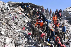 Hoạt động cứu hộ tại tỉnh Hatay, miền nam Thổ Nhĩ Kỳ, ngày 14-2. Ảnh: ANADOLU AGENCY