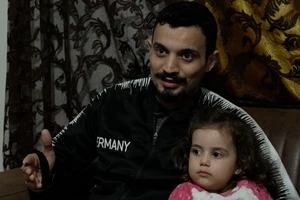 Hai cha con anh Ayyan ngày 18-2. Ảnh: CNN