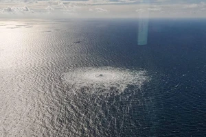 Khí thoát ra từ một vụ rò rỉ trên đường ống dẫn khí Nord Stream của Nga ở biển Baltic. Ảnh: REUTERS