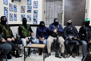 Các tay súng Palestine tham dự một cuộc họp báo để lên án cuộc gặp giữa Israel và Palestine ở Jordan ngày 25 -2. Ảnh: REUTERS