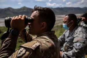 Binh sĩ Mỹ và Philippines quan sát diễn tập bắn đạn thật trong cuộc tập trận chung thường niên “Balikatan” tại Thung lũng Crow, tỉnh Tarlac (Philippines) ngày 31-3-2022. Ảnh: REUTERS