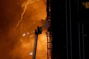 VIDEO: Lửa lớn bao trùm công trình tòa nhà 42 tầng ở Hong Kong