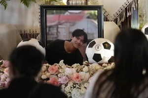 Chùm ảnh: Người thân, bạn bè đến chùa cầu nguyện tiễn đưa cầu thủ nhí Thái Lan