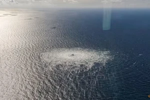 Rò rỉ khí gas tại đường ống dẫn khí đốt Nord Stream 2 trên biển Baltic ngày 27-9-2022. Ảnh: REUTERS