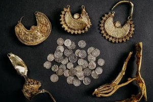 Tìm thấy kho báu thời Trung cổ bằng máy dò kim loại 