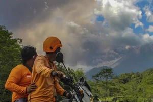 Video: Mây nóng bốc cao 100 m trên bầu trời khi núi lửa Merapi phun trào