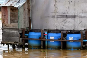 'Nhà vệ sinh nổi' tại Biển Hồ