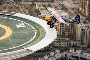 VIDEO: Ngoạn mục phi công đáp xuống sân bay trực thăng chỉ rộng gần 24 m 