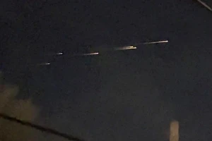 VIDEO: Loạt vệt sáng bí ẩn bay hàng ngang trên bầu trời California 