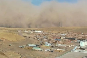 VIDEO: Bão cát mịt mờ miền bắc Trung Quốc 