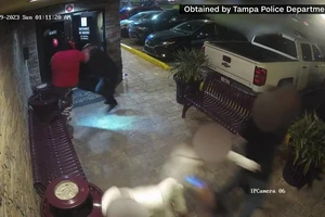 VIDEO: Tay không khống chế đối thủ mang súng 