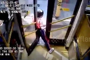 VIDEO: Bé gái bị xe buýt kéo lê sau khi chân vướng vào cửa 