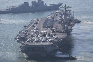 Tàu sân bay chạy bằng năng lượng hạt nhân USS Nimitz của Hải quân Mỹ rời căn cứ hải quân ở TP cảng Busan (Hàn Quốc) ngày 2-4. Ảnh: YONHAP