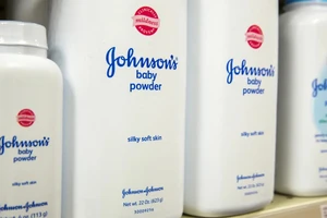 Dù đồng ý dàn xếp nhưng Johnson & Johnson vẫn khẳng định sản phẩm phấn rôm của mình không chứa chất gây ung thư như cáo buộc. Ảnh: REUTERS