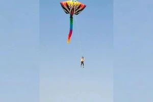 VIDEO: Thanh niên thả diều rồi bị kéo bay lên trời