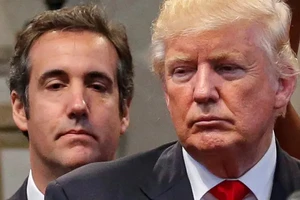Ông Donald Trump (phải) và cựu luật sư của ông là ông Michael Cohen. Ảnh: REUTERS