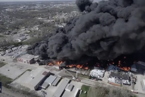 VIDEO: 2.000 người phải sơ tán vì cột khói độc bốc cao ngun ngút