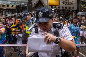 Bị bắt vì dùng súng nước bắn cảnh sát 