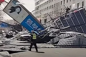 VIDEO: Gió mạnh thổi bay bảng quảng cáo khổng lồ gắn trên tòa nhà cao tầng 