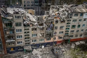 Ukraine nói quân Nga đã nã pháo vào 1 tòa nhà năm tầng ở TP Sloviansk (tỉnh Donetsk, Ukraine) ngày 14-4. Ảnh: AFP