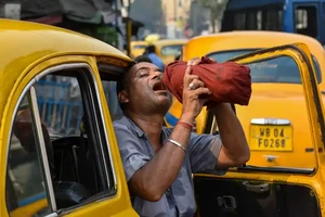 Một tài xế taxi nghỉ ngơi trong thời tiết nắng nóng ở TP Kolkata (bang West Bengal, Ấn Độ) Ảnh: THE GUARDIAN
