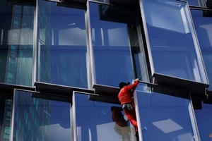 VIDEO: 'Người nhện Pháp' 60 tuổi leo tòa nhà 38 tầng 