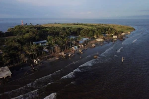 Nước biển dâng phá hủy những ngôi nhà dọc theo bờ biển ở TP Cádiz (Mexico) khiến dân làng phải di dời. Ảnh: REUTERS