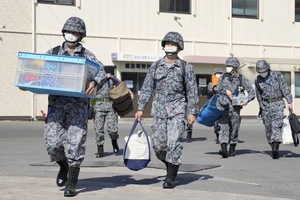 Binh sĩ thuộc Lực lượng Phòng vệ Nhật (SDF) triển khai các đơn vị PAC-3 tới tỉnh Okinawa từ Cảng Hakata ở (TP Fukuoka, Nhật) vào sáng 23-4. Ảnh: KYODO