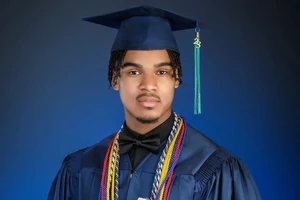 Nam sinh Dennis Maliq Barnes (16 tuổi) đang học tại Trường Trung học Quốc tế New Orlean bang Louisiana (Mỹ). Ảnh: CNN