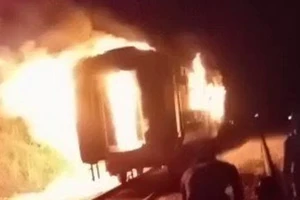 VIDEO: Lửa ngùn ngụt trên toa tàu chở khách ở Pakistan, ít nhất 7 người thiệt mạng 