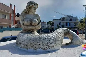 Tranh cãi sôi nổi ở Ý liên quan một bức tượng nàng tiên cá 