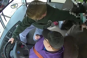 VIDEO: Học sinh lớp 7 nhanh trí dừng xe buýt sau khi tài xế bất tỉnh 