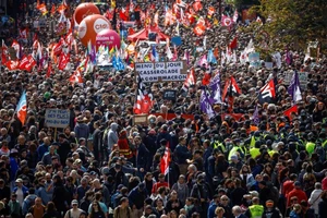 Biểu tình chống lại luật cải cách tăng tuổi ở TP Nantes (Pháp) ngày 1-5. Ảnh: REUTERS