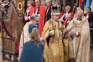 VIDEO: Khoảnh khắc Vua Charles III được trao vương miện