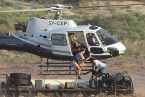 VIDEO: Trực thăng sà sát mặt sông cứu tài xế xe tải khỏi dòng nước lũ 