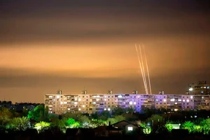 Tên lửa phóng từ khu vực Belgorod (Nga) vào sáng 8-5. Ảnh: AP