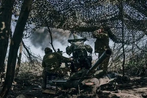 Binh sĩ Ukraine bắn đại bác gần TP Bakhmut (tỉnh Donetsk, miền đông Ukraine) hồi tuần trước. Ảnh: AP