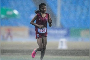 VIDEO: Ông Hun Sen thưởng 10.000 USD cho vận động viên chạy về đích trong mưa lớn