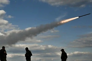 Quân đội Ukraine khai hỏa một hệ thống phóng tên lửa đa năng Partyzan ở tỉnh Zaporizhia (Ukraine). Ảnh: REUTERS