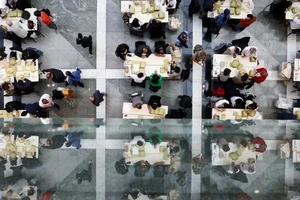 Video, chùm ảnh: Ngày bận rộn của hàng chục triệu cử tri Thái Lan và Thổ Nhĩ Kỳ