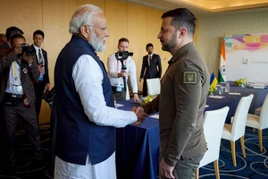 Tổng thống Ukraine Volodymyr Zelensky (phải) bắt tay với Thủ tướng Ấn Độ Narendra Modi bên lề hội nghị thượng đỉnh G7 tại TP Hiroshima (Nhật) ngày 20-5. Ảnh: AFP