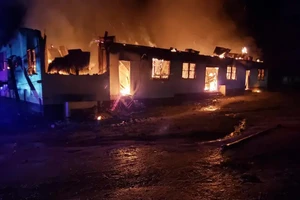 Vụ hỏa hoạn tại trường trung học Mahdia (Guyana) ngày 21-5. Ảnh: THE SUN