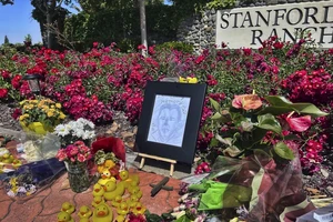 Nơi tưởng niệm ông Casey Rivara ở TP Rocklin (bang California, Mỹ) ngày 23-5. Ảnh: AP