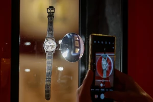 Chiếc đồng hồ từng thuộc về vua Phổ Nghi được bán với giá cao kỷ lục